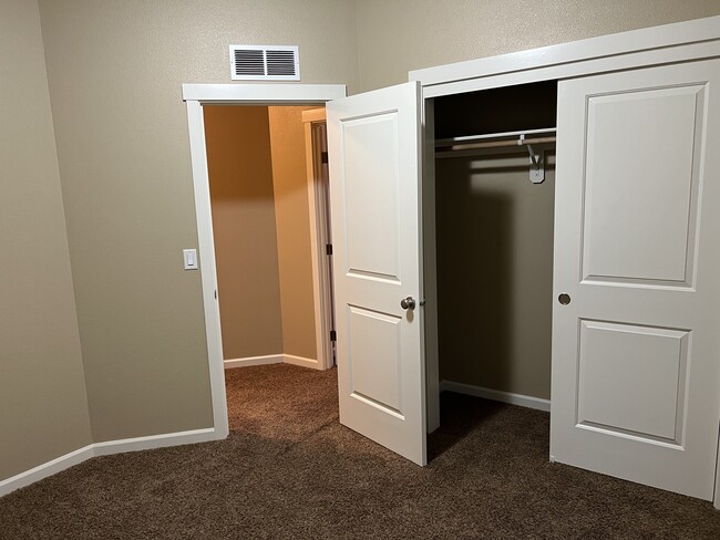 Building Photo - 1004 Willow Ave NE