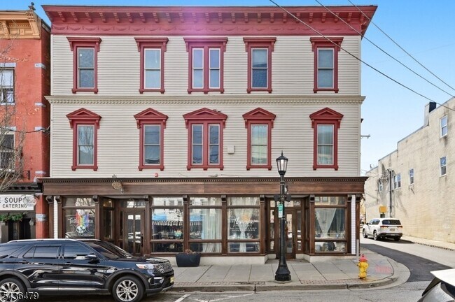 Building Photo - 180 Spring St