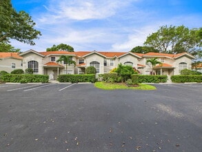 Building Photo - Furnished Seasonal or Annual Rental in Pipers Grove – 3BR Townhome with Lake View