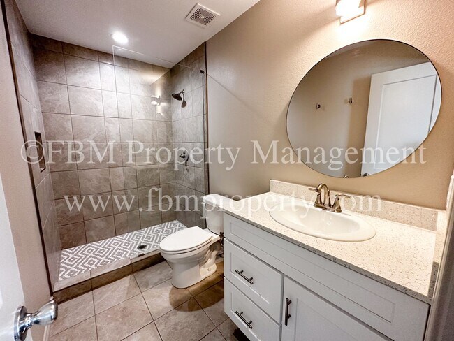 Building Photo - Hidden Creek, Unit 211 - Gorgeous 2 Bedroo...