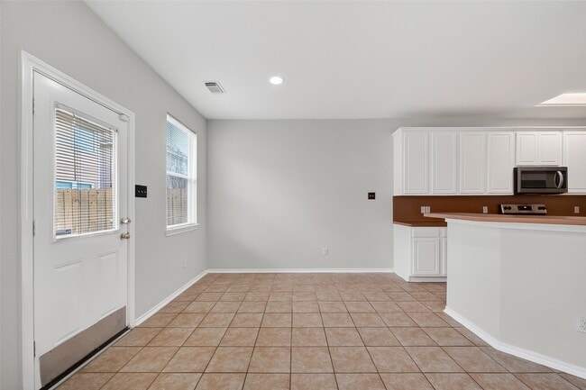 Building Photo - 16623 Newglen Ln