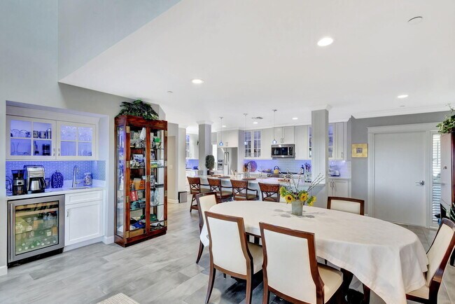 Building Photo - 16910 W Bay Dr