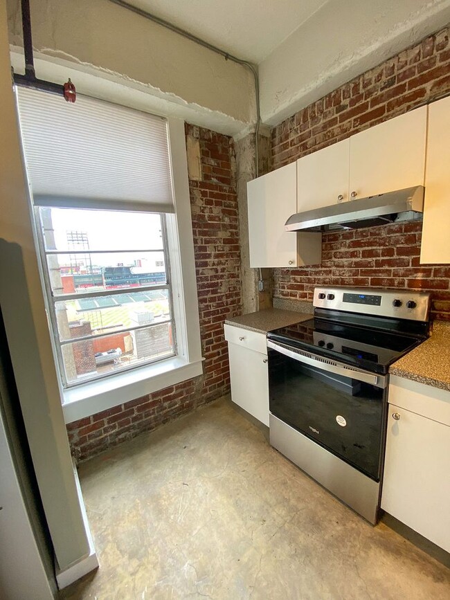 Building Photo - Loft Apartment downtown overlooking Auto Z...