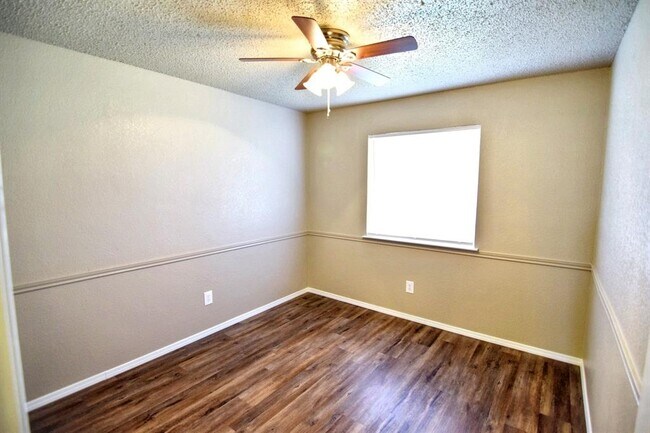 Building Photo - 4201 Bluestem Ln