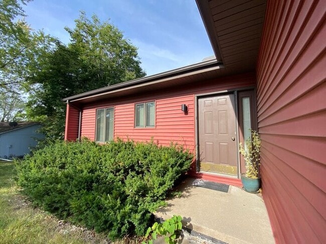 Building Photo - $2,000 | 4 Bedroom, 3 Bathroom House | Pet...