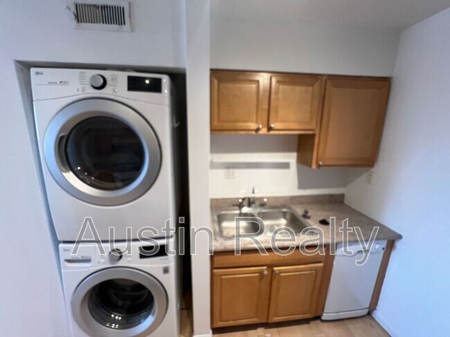 Building Photo - 4390 McPherson Ave