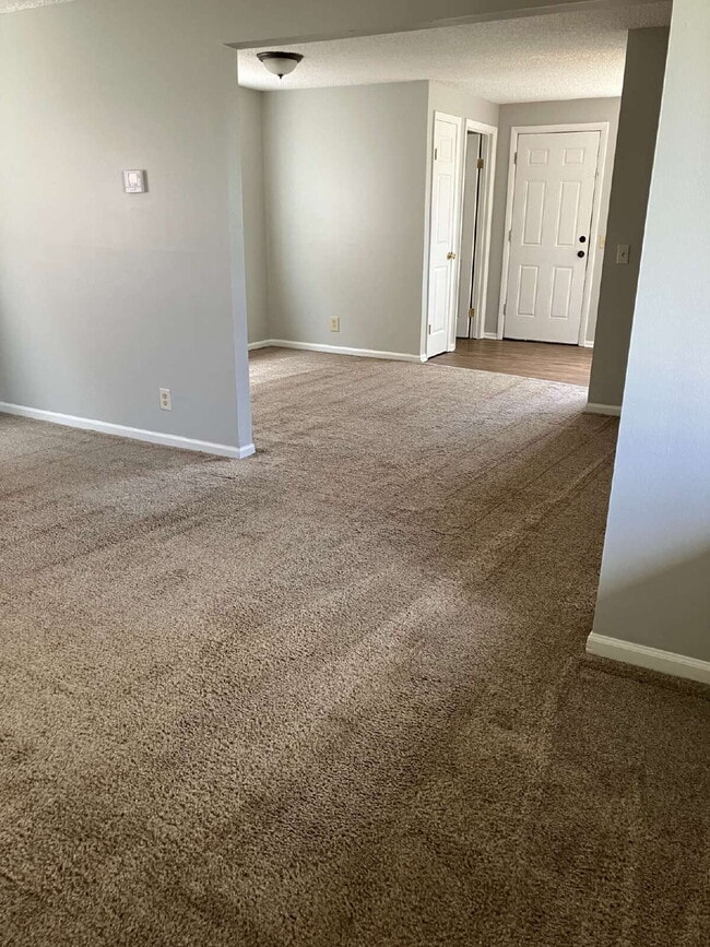 Building Photo - Available May 1!  Spacious 3 BR, 1.5 Bath in East Rochester