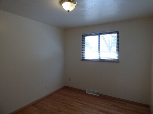 Building Photo - Adorable 3 bedroom, 1 bath in Longmont Estates, fenced back yard, 2 car garage