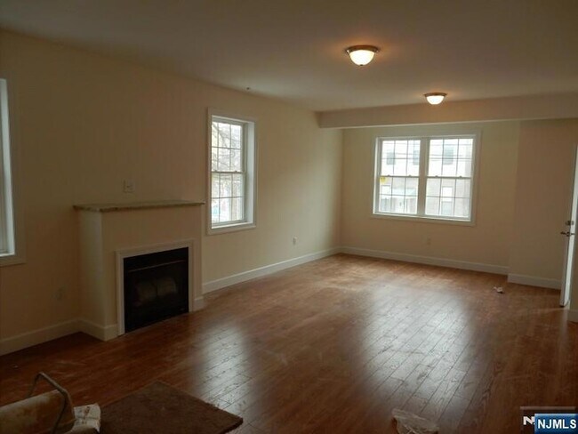 Primary Photo - 110 39th St