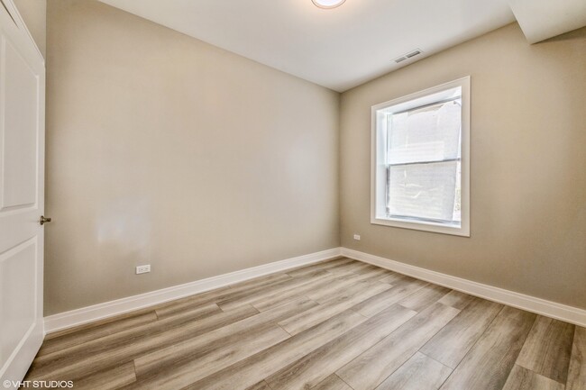 Building Photo - 2141 N Laramie Ave
