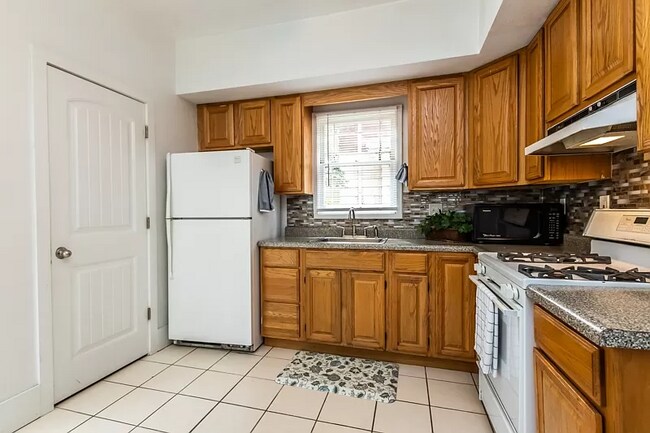 Kitchen - 1012 N Glenwood Ave