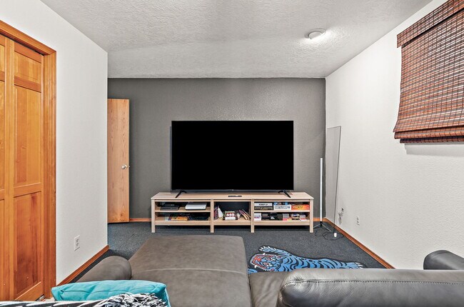 Building Photo - 4180 N Marcliffe Ave