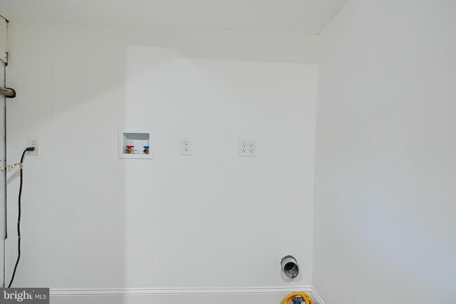 Building Photo - 2204 Redthorn Rd