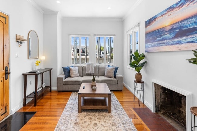 Building Photo - Charming 2 Bed 1 bath "fully furnished mon...