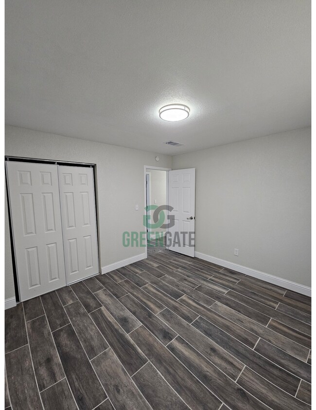 Building Photo - 901 Valente Way