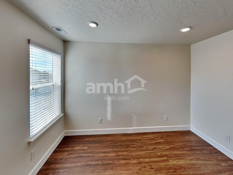 Building Photo - 967 W 850 S