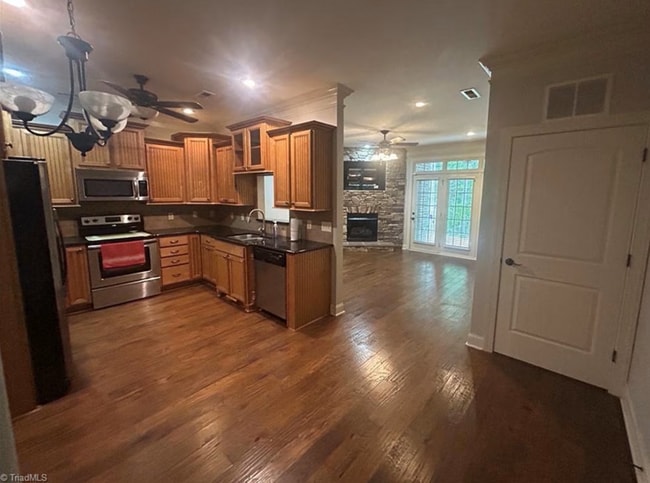Building Photo - Spacious & Stylish 3 Bedroom, 2 1/2 Bathro...