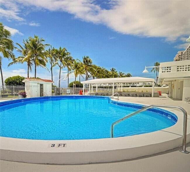 Primary Photo - 2899 Collins Ave
