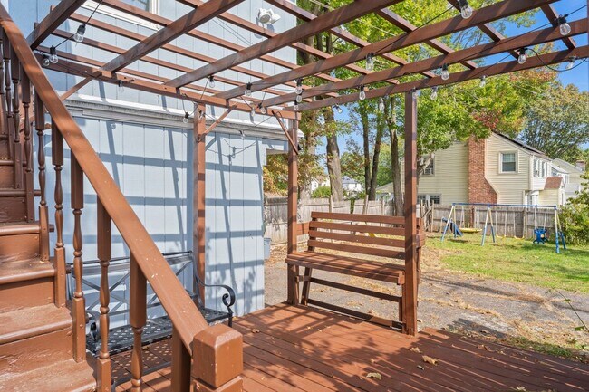 Building Photo - 518 Quaker Ln S