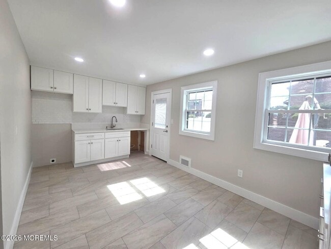 Building Photo - 92 Village Green Way