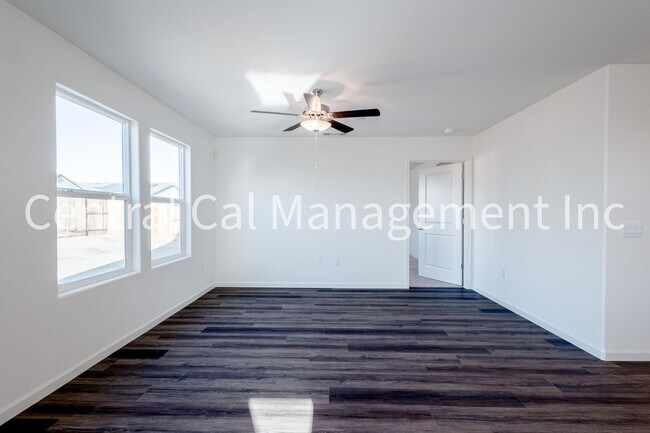 Building Photo - 4 Bedroom/2 Bath Home with Solar in the Desired Southwest!