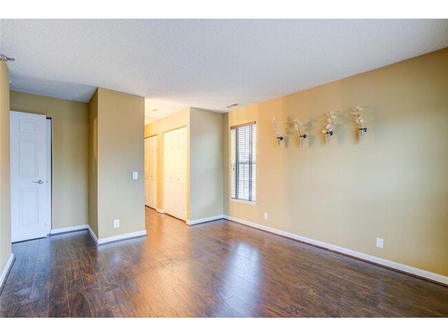 Building Photo - Available Oct. 7, 2024 - Beautiful 2 Bed /...