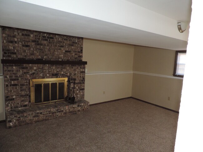 Building Photo - Perfect Family Home
