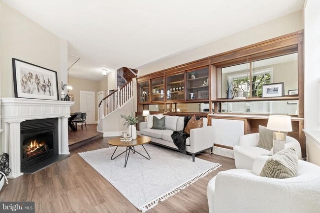 Building Photo - 858 S Front St