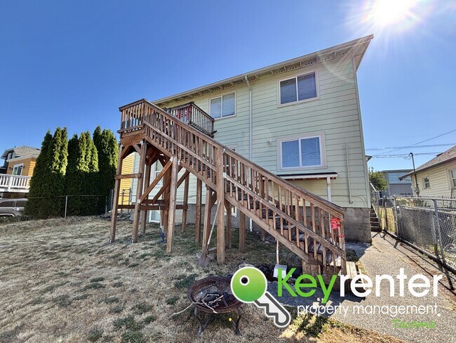 Building Photo - Cozy & Private 2Bed/1Bath Apartment with S...