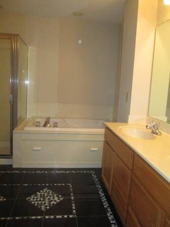 Building Photo - 2 bed updated maple grove rental! Don't mi...