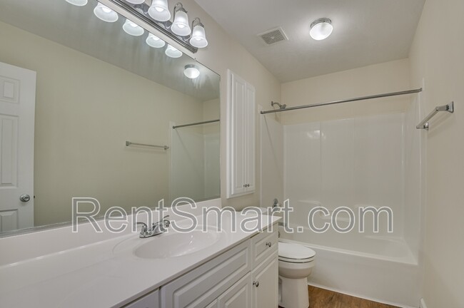 Building Photo - 330 Beech Ln