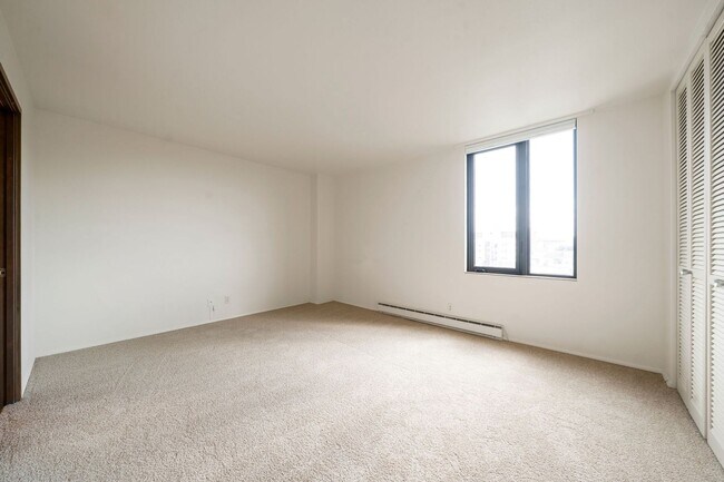 Building Photo - Stunning Queen Anne south slope condo with parking