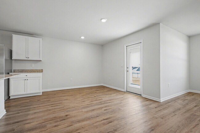 Building Photo - 4000 Cottage Farm Rd