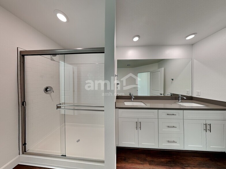 Building Photo - 836 Longwood Gdns St