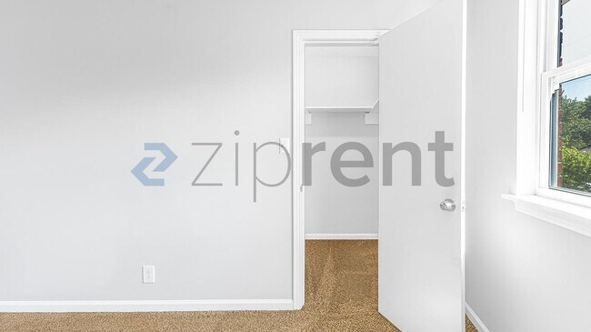 Building Photo - Unit APT B