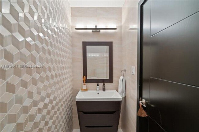 Building Photo - 519 Alhambra Cir