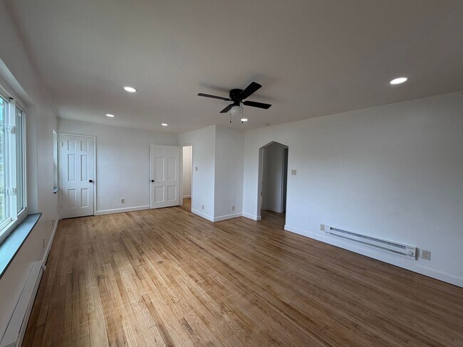 Building Photo - 419 Elm St