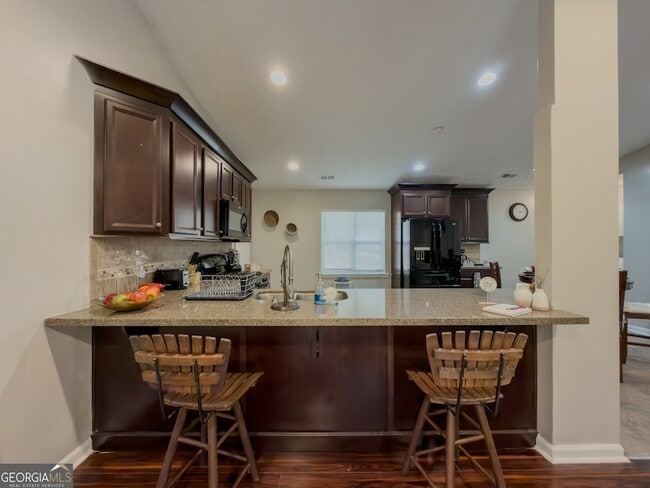 Building Photo - 580 Pineland Cir