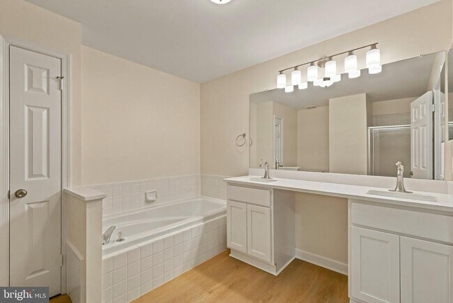 Building Photo - 7937 Valleyfield Dr