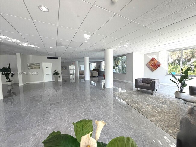 Building Photo - 9700 E Bay Harbor Dr