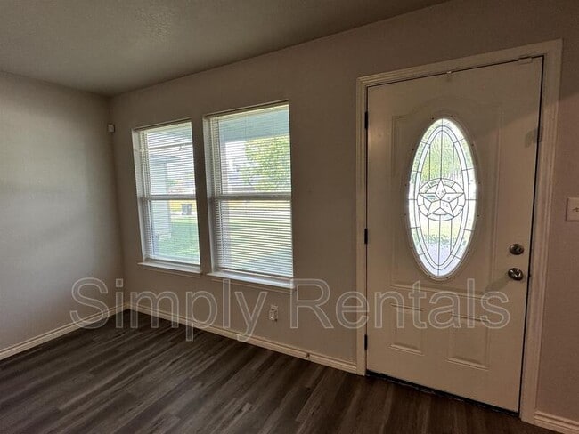 Building Photo - 1310 Sabine St