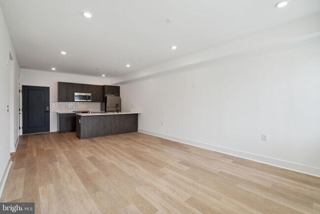 Building Photo - 1419 W Grange Ave