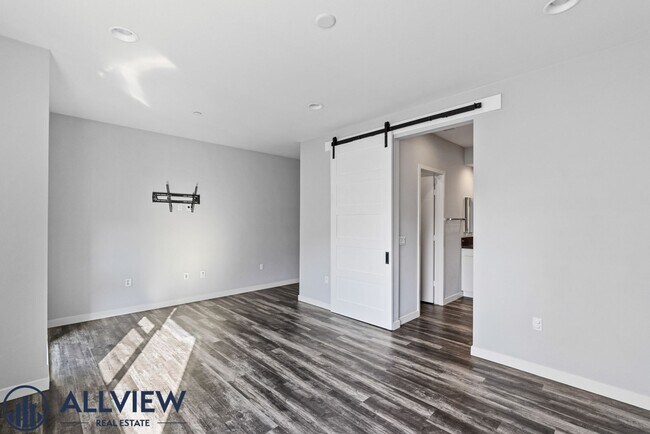 Building Photo - Beautiful three story live/work townhome i...