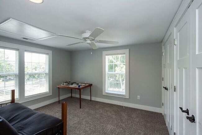 Building Photo - $4,400 | 5 Bedroom, 3 Bathroom House | Pet...