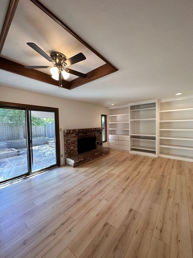 Building Photo - Three bedroom home