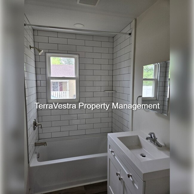 Building Photo - Renovated 3 Bed in Upper Deerfield