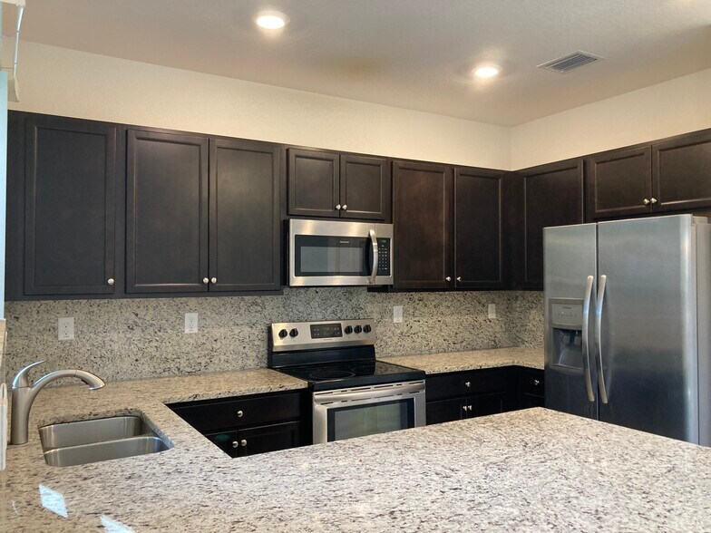 Building Photo - 390 NE 208th Ter