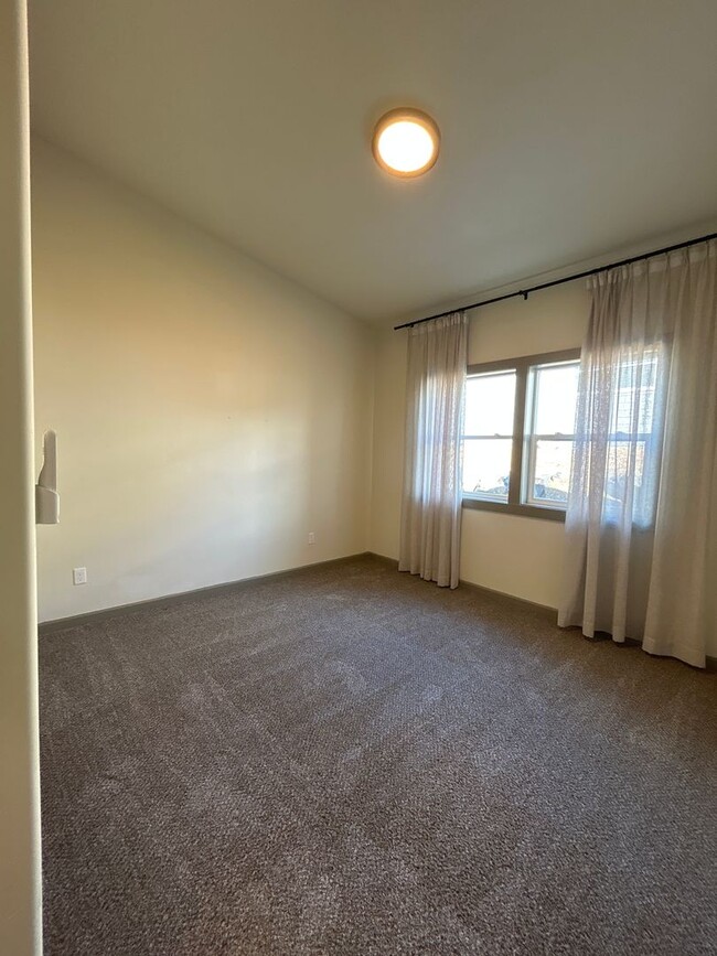 Building Photo - $1,000 OFF FIRST MONTH’S RENT*