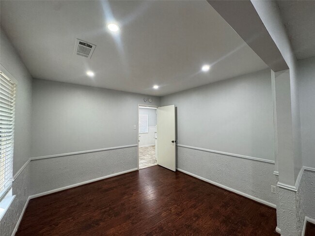 Building Photo - 122 Camellia St