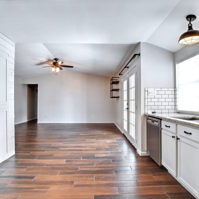 Building Photo - 1313 Monaco Dr